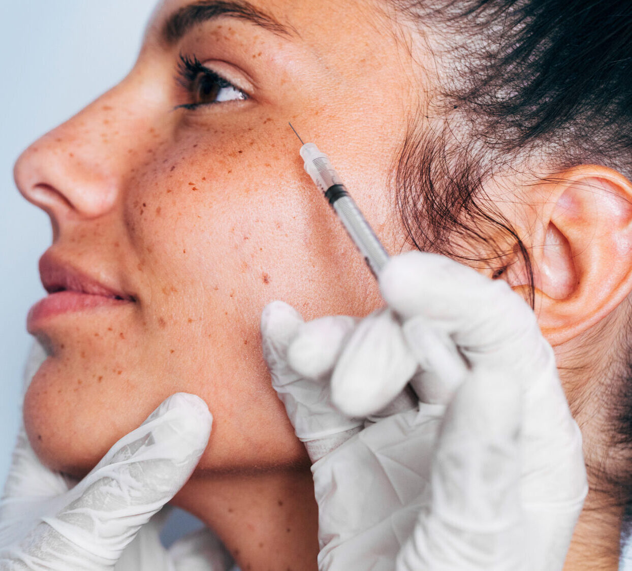woman getting beauty injection